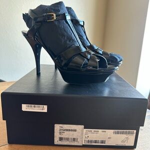 TRIBUTE PLATFORM SANDALS IN PATENT LEATHER
BLACK